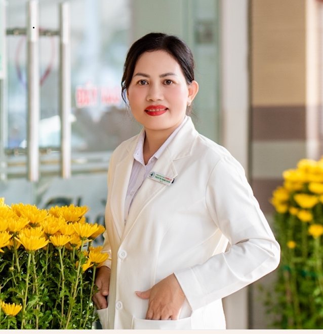 Bác sĩ Thạch Thị Thanh Tuyền mặc áo blouse trắng tại phòng khám