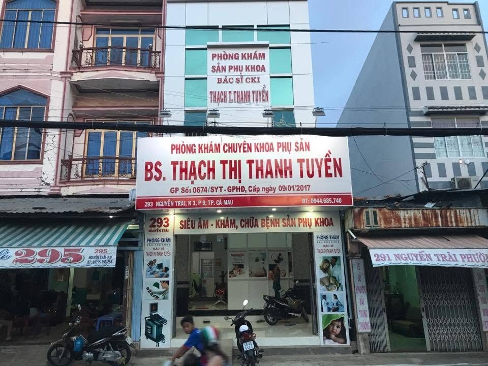 Mặt tiền phòng khám tại 293 Nguyễn Trãi, biển hiệu màu trắng chữ đỏ