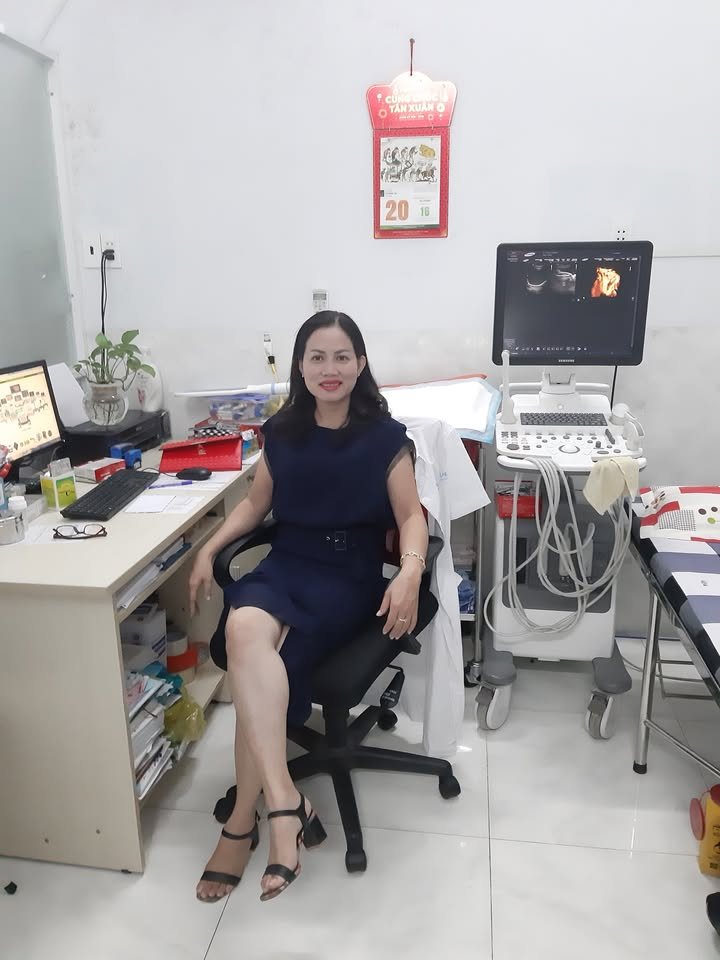 Bác sĩ Thanh Tuyền tại phòng khám, bên cạnh máy siêu âm